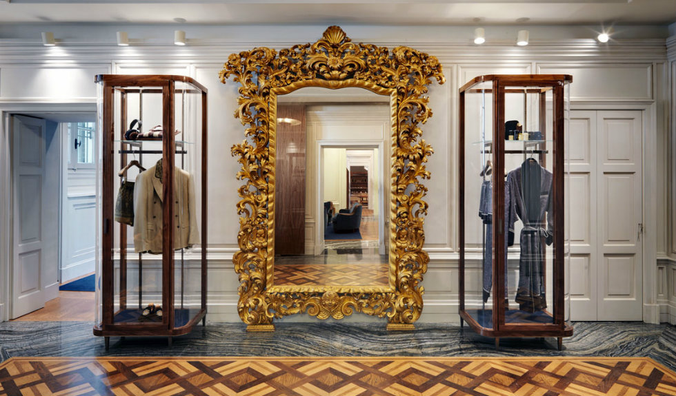 "Neoclassicism and Luxury displayed in the new Dolce&Gabbana Milan Store-mirror"