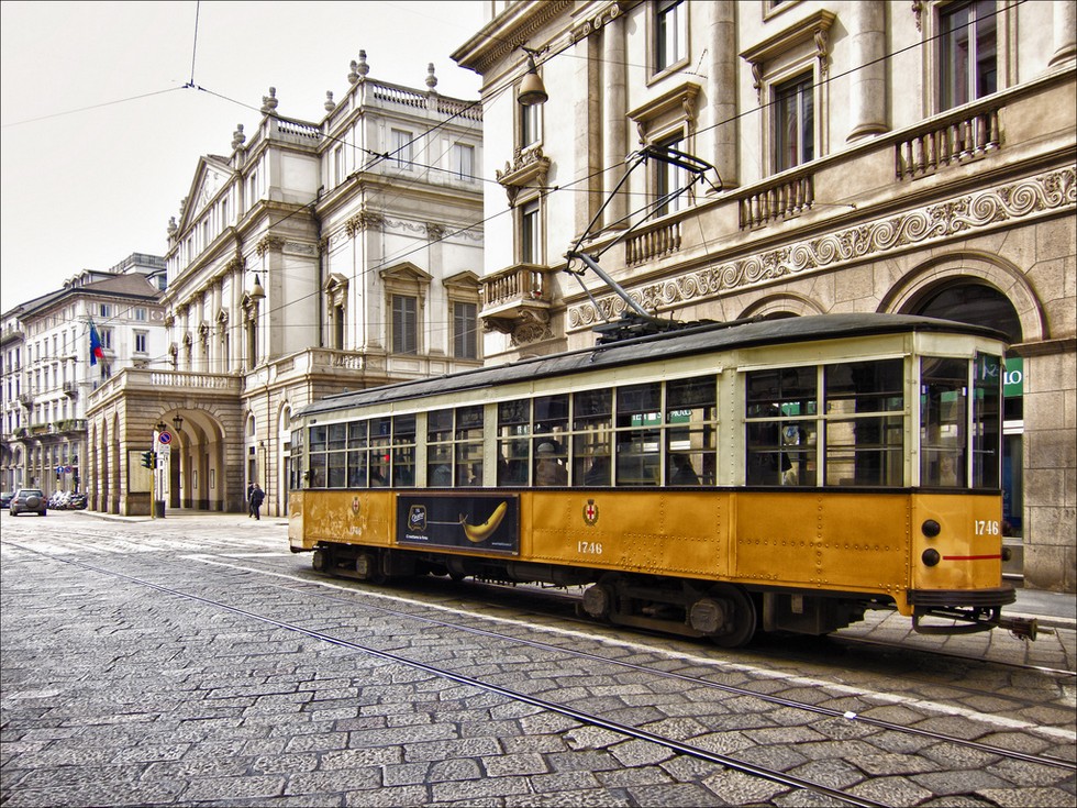 Top 25 things to see and do in Milan in 72 hours-Milan Trams
