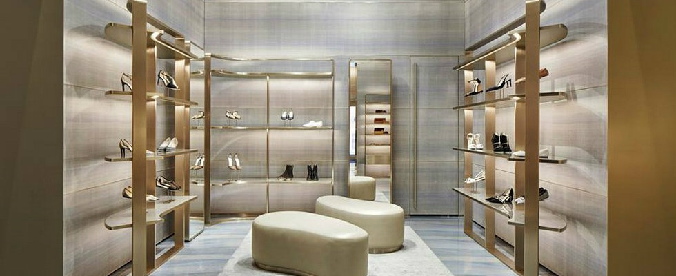 Oneerlijkheid Ministerie gek Giorgio Armani Milan store: The reopening at Via Montenapoleone | Milan  Design Agenda.