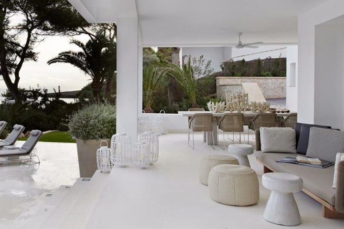 An outdoor living room idea in neutral tones and a modern design by Fiona Barrat! What can be better for the summer?