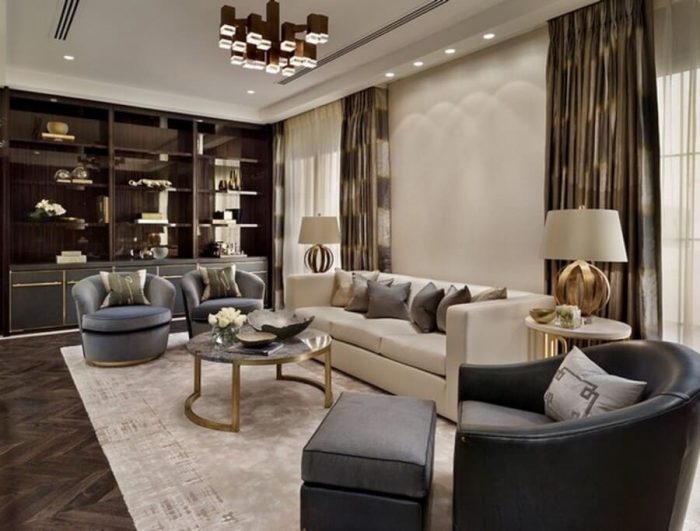 Beautiful and relaxing living room idea! It is the perfect design for a luxury home decoration by Katharine Pooley. The built-in cabinet is just the right element to cover any wall. It brings a very functional and practical side to your room. Besides, you can always fill it with beautiful accessories.